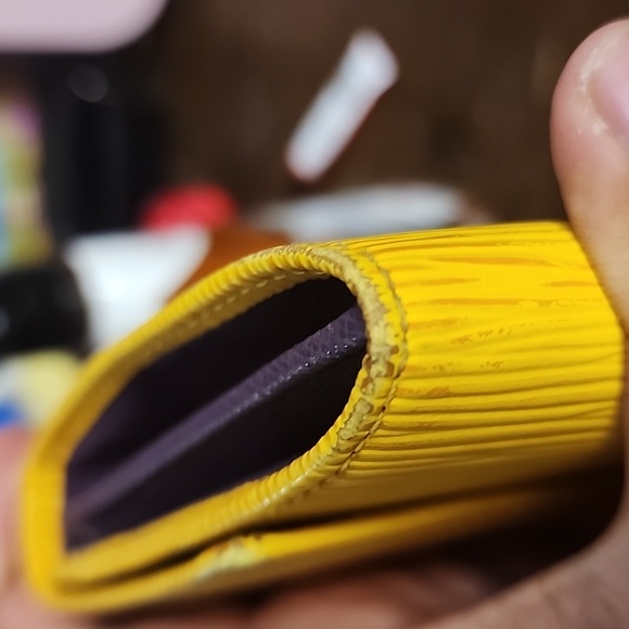 Authentic LOUIS VUITTON Epi Porte Tresor International Snap Wallet in Yellow - Picture 10 of 13